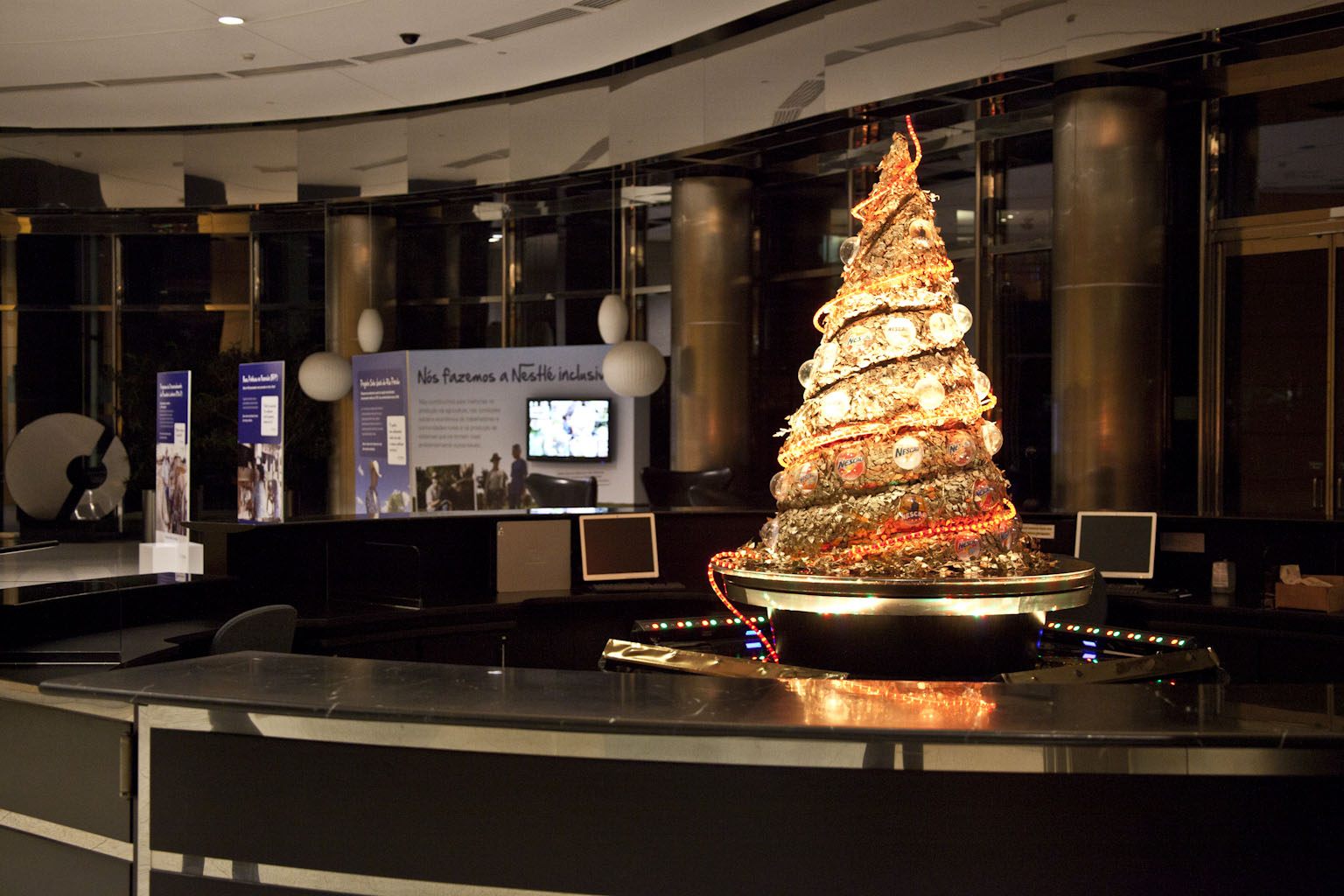 Árvore Natal Nestle: imagem 3D e projeto cenográfico em 2012 - imagem 25