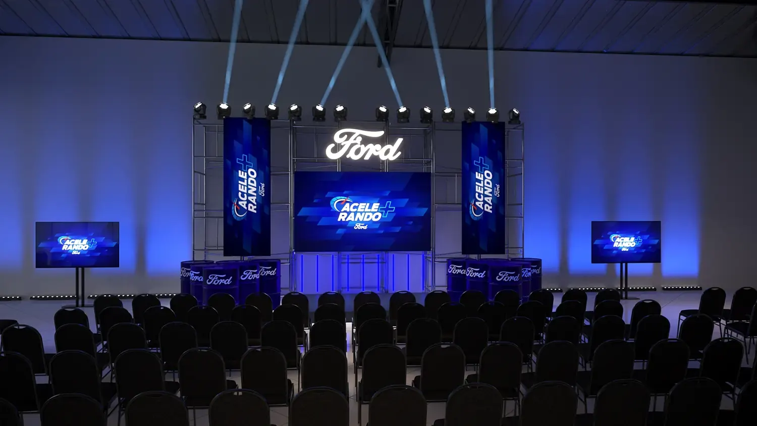 Ford Treinamento: sala de produto com foco, palco e performance - imagem 2