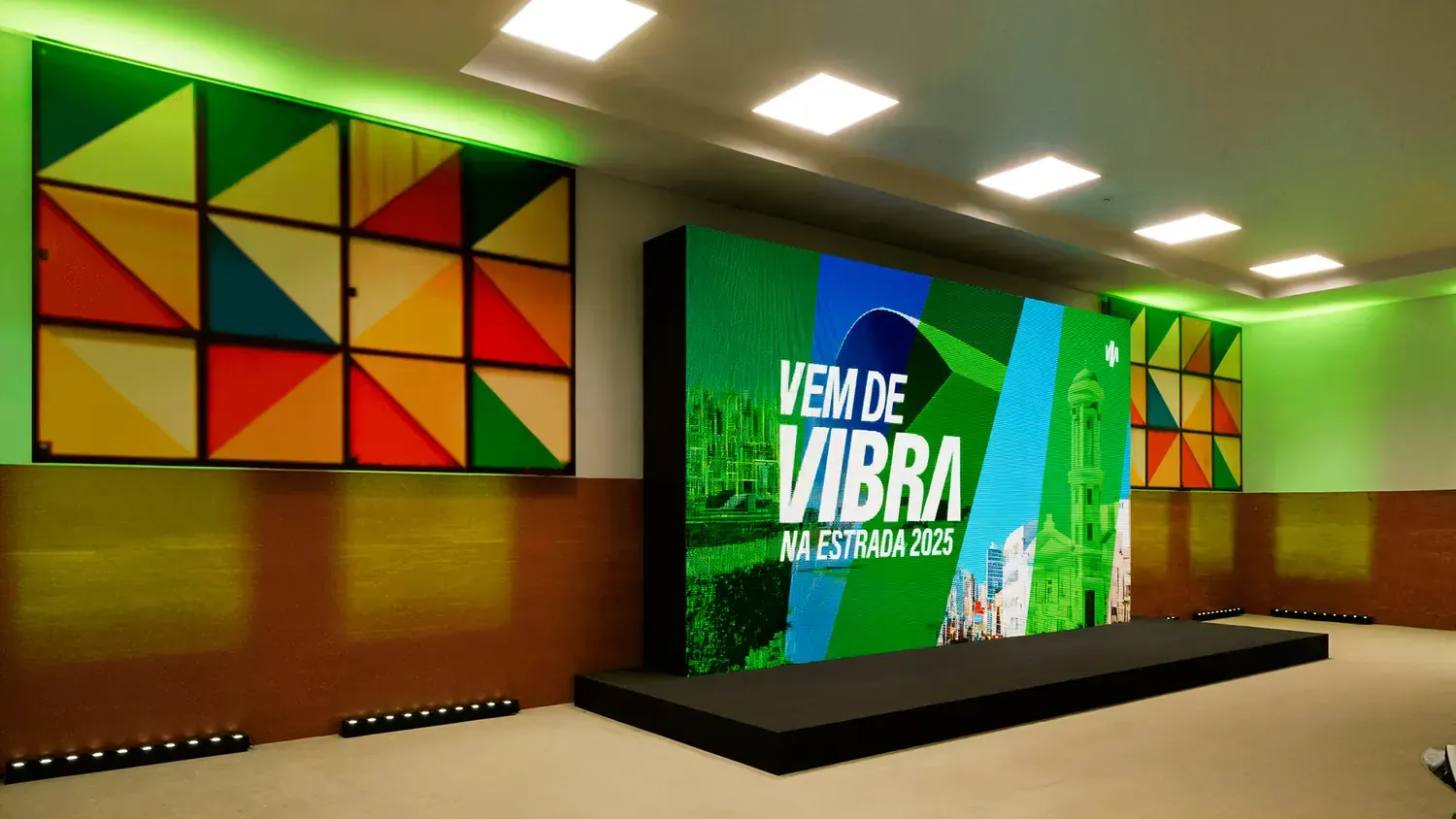 Vibra: roadshow de energia com palco verde e mensagem em movimento - imagem 3