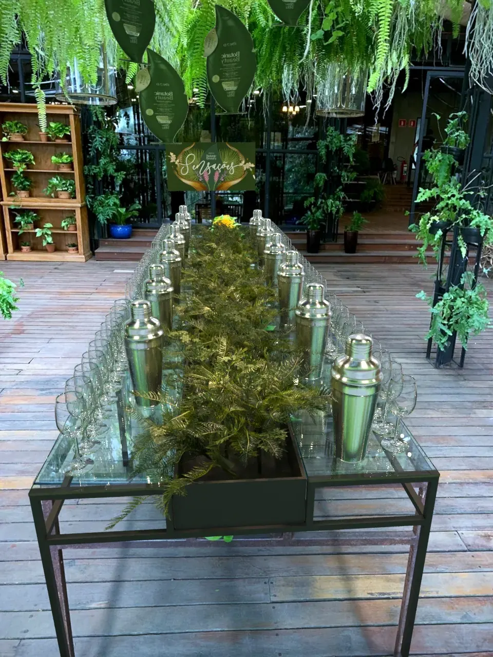 Amend: cabelo, natureza e mesa de encontro em clima de jardim