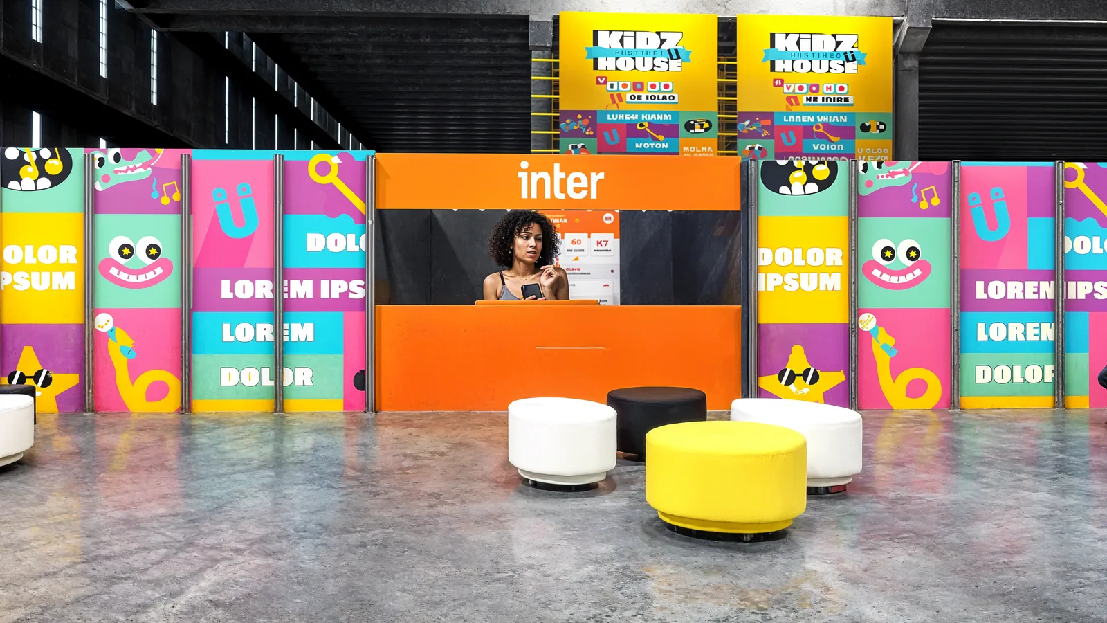 Entrada e Lounges: projeto cenográfico com presença, narrativa e leitura comercial - imagem 4
