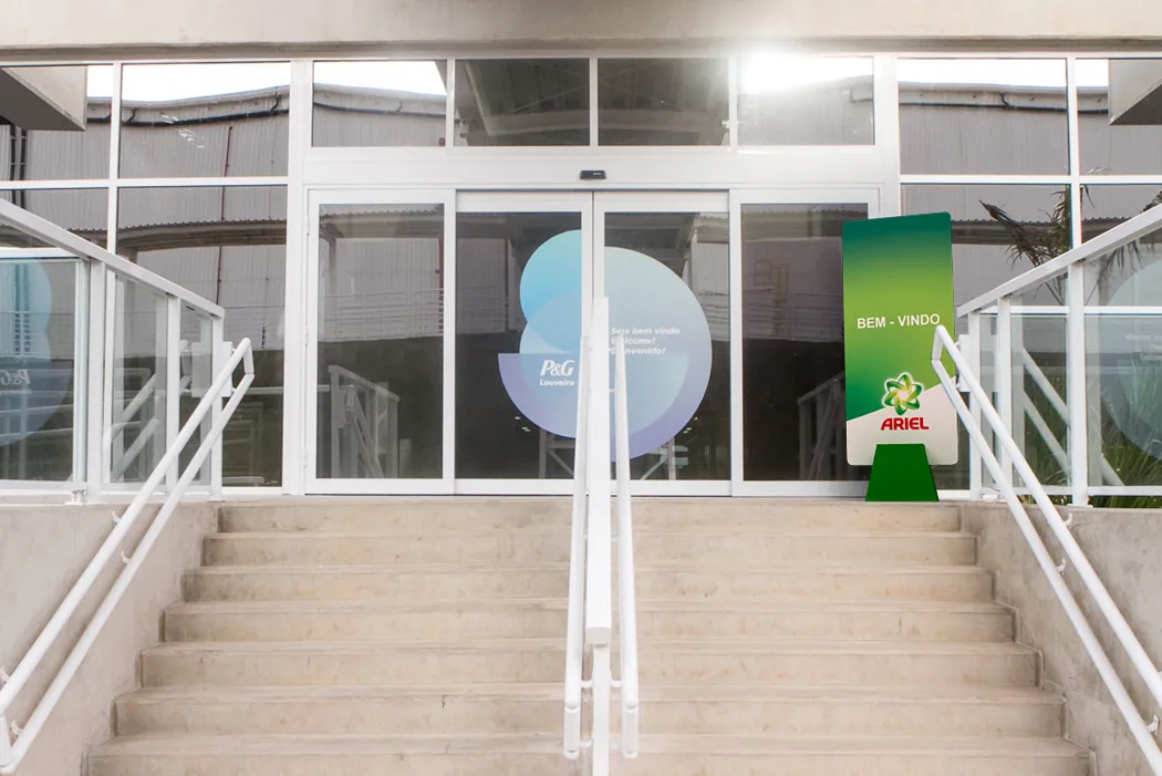 Ketchum: projeto cenográfico com leitura premium e foco comercial